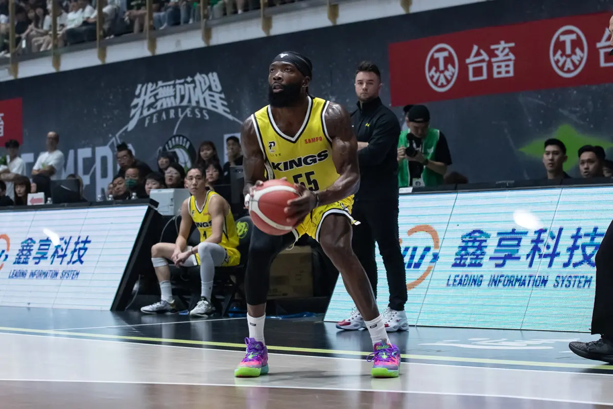 ▲國王洋將曼尼高今晚表現出色，全場攻下17分7籃板，末節得到12分更是價值連城，在表弟Khris Middleton面前打出一場好球。（圖／PLG提供）