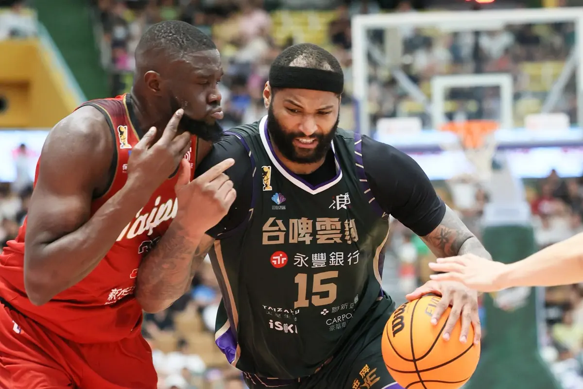 ▲台啤雲豹球星卡森斯和臺北戰神洋將恩多在場上發生肢體衝突，場邊的卡森斯保鑣也一度衝上場，氣氛緊張。今日聯盟發布懲處，禁止該名安管人員出現在球隊席。（圖／T1聯盟提供）