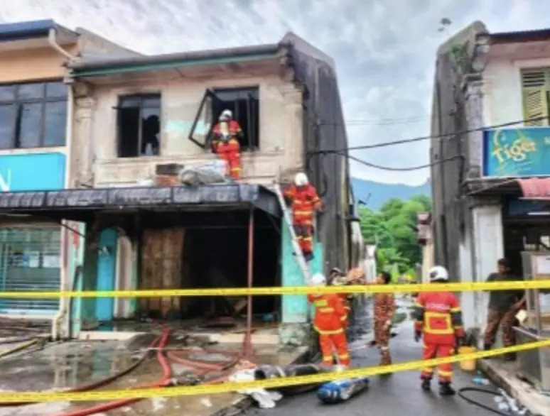 ▲馬來西亞檳城一間地毯家具店發生大火，造成母親、兒子與女兒三人命喪火海。（圖／翻攝自中國報）