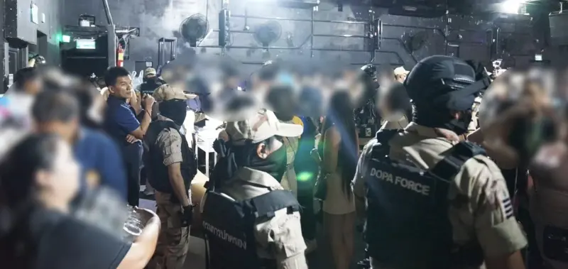 ▲泰國警方臨檢芭達雅夜店，查獲200多人疑似染毒。（圖／翻攝自Thaiger）