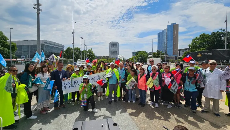 ▲WHA召開前夕，僑胞與民團在日內瓦舉辦台灣大遊行。(劉品希 攝)