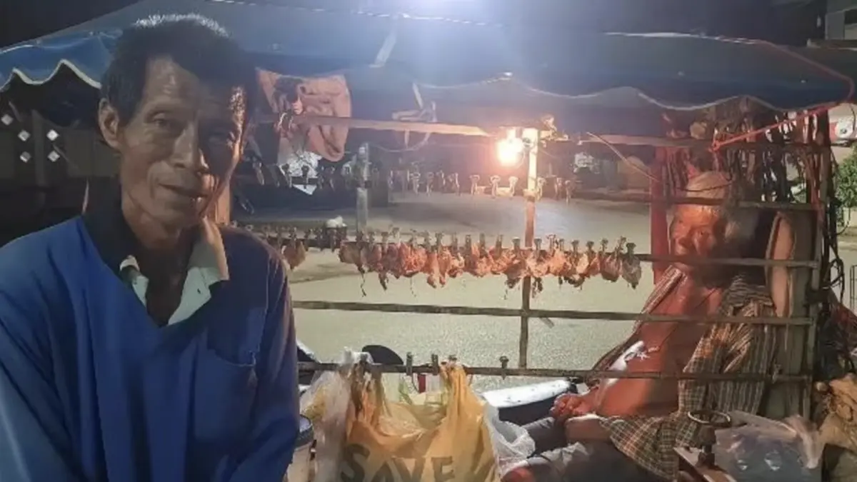 ▲泰國一名男子照顧癱瘓的父親長達23年。（圖／翻攝自泰國世界日報）