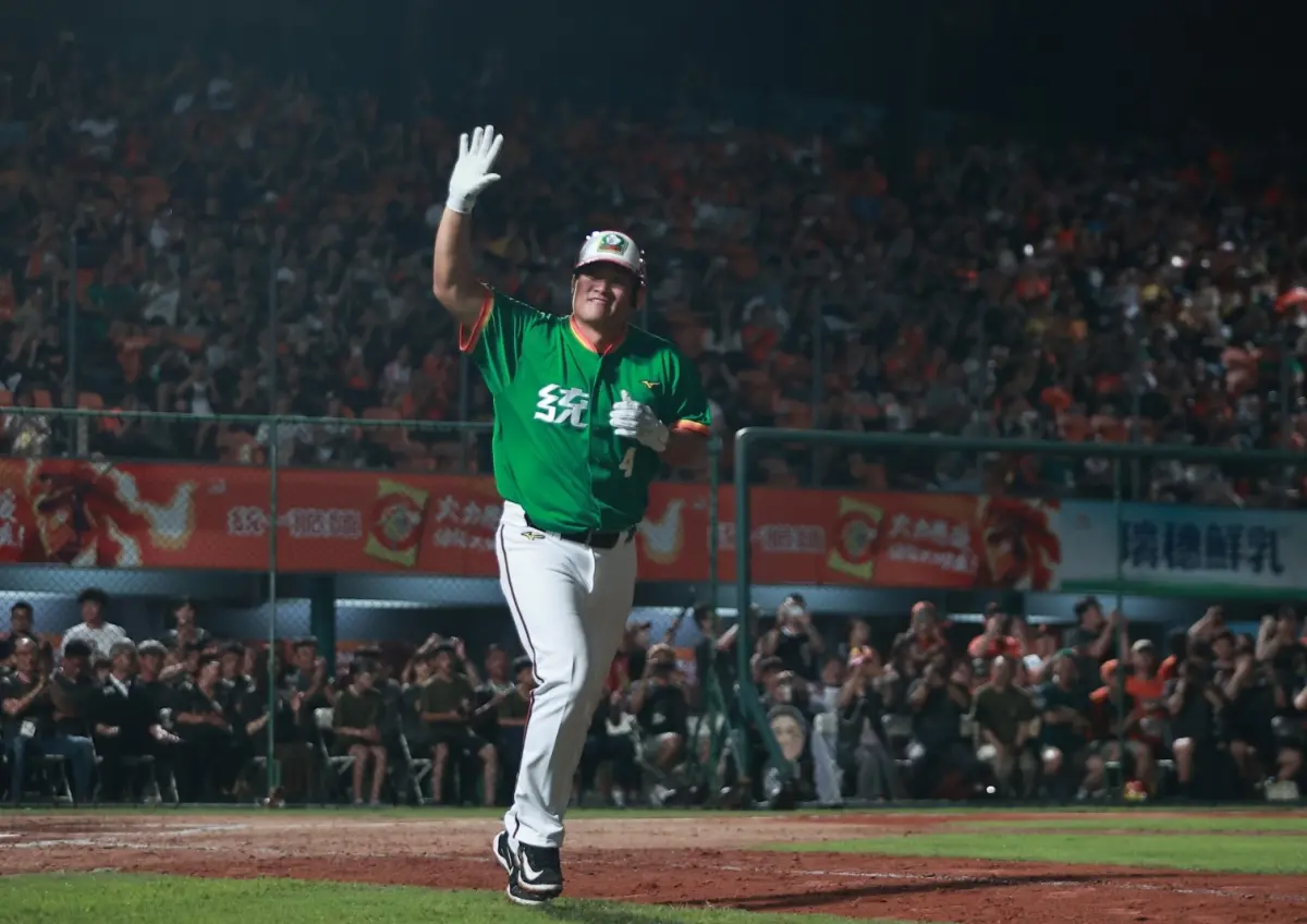 ▲統一獅45歲老將高國慶正式卸下球衣，完美告別20年職棒生涯，「跨日引退」也寫下另類紀錄。（圖／記者葉政勳攝）