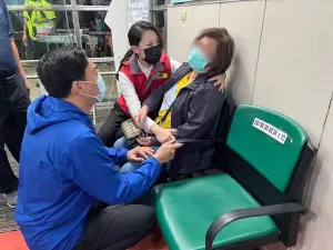 26日深夜,新竹市東區住宅大樓發生火警,消防局金山分隊隊員李詠真及周立鑫,於救火過程中不幸殉職,家屬哀慟不捨。(圖/新竹市政府) ▲26日深夜,新竹市東區住宅大樓發生火警,消防局金山分隊隊員李詠真及周立鑫,於救火過程中不幸殉職,家屬哀慟不捨。(圖/新竹市政府)