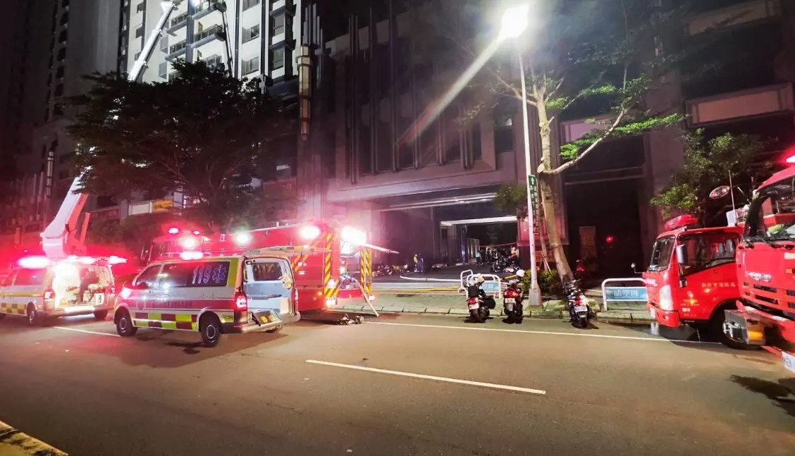 ▲26日深夜，新竹市東區住宅大樓發生火警，消防局金山分隊隊員李詠真及周立鑫，於救火過程中不幸殉職。（圖／新竹市政府）