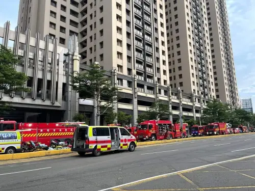 ▲26日深夜，新竹市東區慈雲路28樓「豐邑晴空匯」社區大樓發生火警，截至今天（27日）上午，仍有上百人在家中等待救援，現場畫面也曝光。（圖／翻攝畫面）