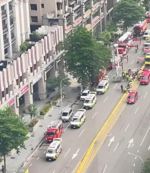 26日深夜,新竹市東區慈雲路28樓「豐邑晴空匯」社區大樓發生火警,截至今天(27日)上午,仍有上百人在家中等待救援,現場畫面也曝光。(圖/翻攝畫面) ▲26日深夜,新竹市東區慈雲路28樓「豐邑晴空匯」社區大樓發生火警,截至今天(27日)上午,仍有上百人在家中等待救援,現場畫面也曝光。(圖/翻攝畫面)