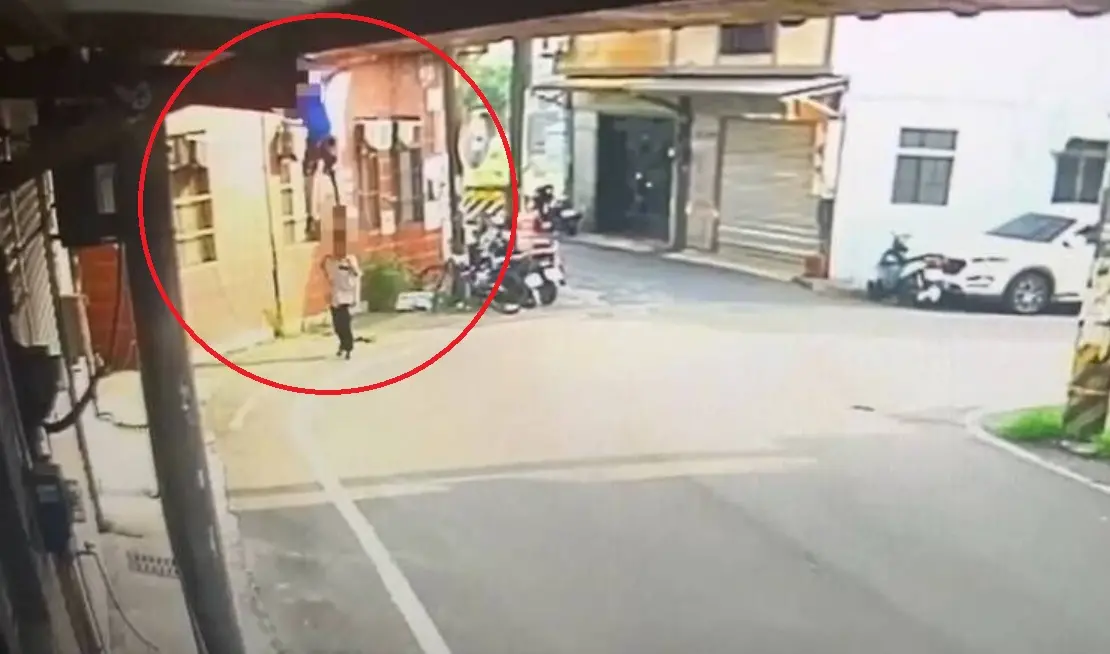 ▲本月6日，新竹縣新豐鄉44歲彭姓男子，於住家2樓墜落，意外砸中路過的25歲鄭姓男子，鄭男重傷送醫搶救不治。（圖／翻攝畫面）