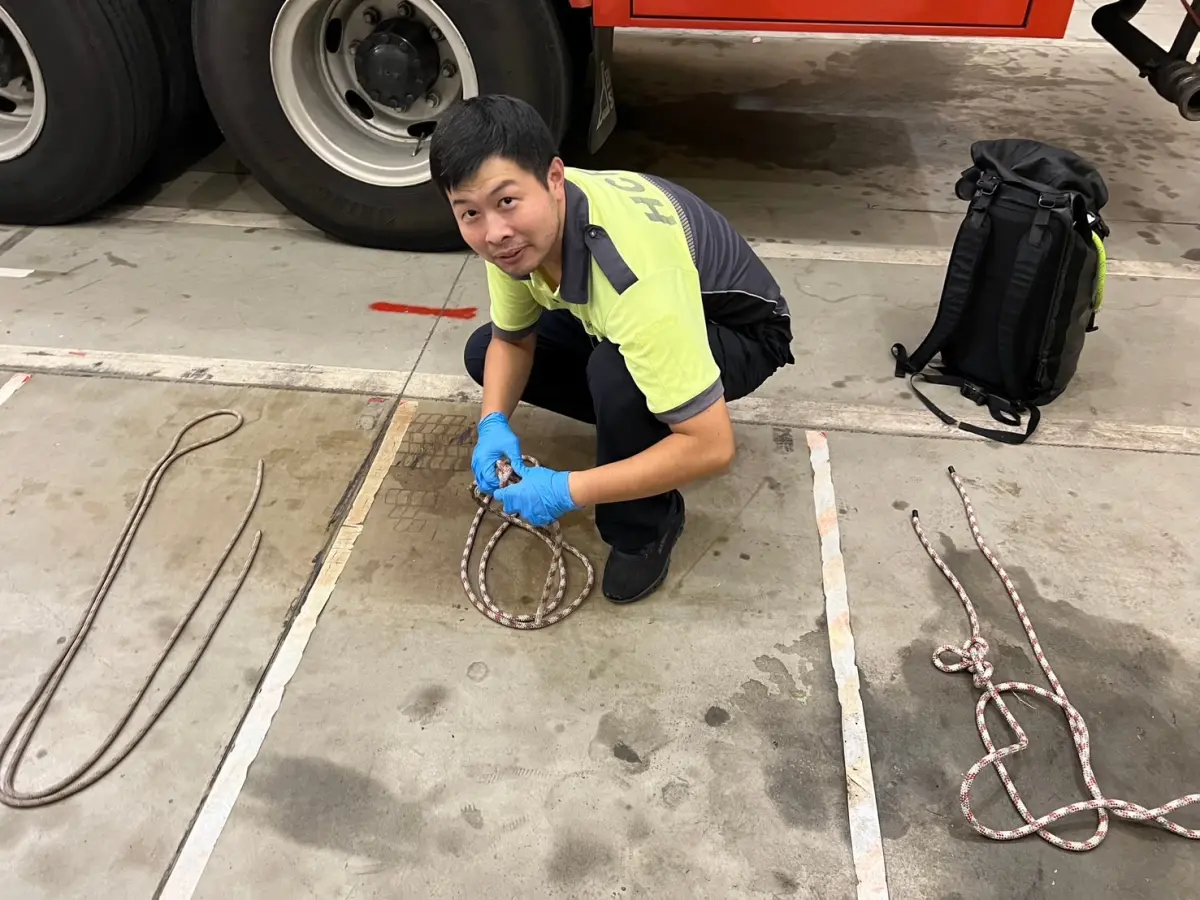 ▲新竹火災2消防員殉職，讓外界感到惋惜與不捨，據了解，殉職的金山分隊員李詠真表現優秀，去年8月間還為一名急產的孕婦接生。（圖／新竹市消防局提供）