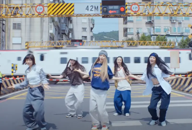 NewJeans來台灣拍MV！「景點爆朝聖之亂」　粉絲平交道跳舞遭砲轟