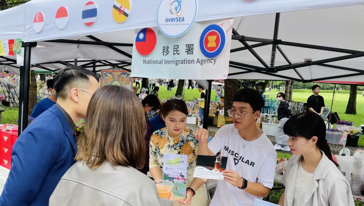 ▲講師張中漢（右二）向民眾推廣越南飲食文化及人文風情。（圖／移民署提供）