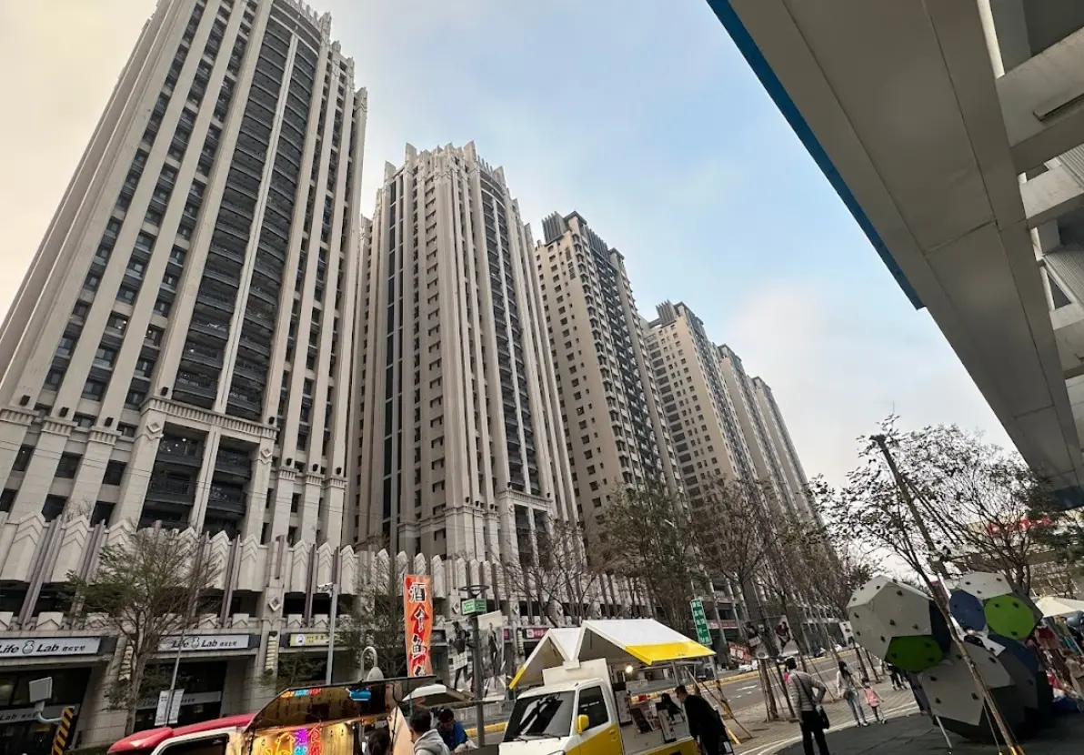 ▲新竹東區豪宅「豐邑晴空匯」深夜發生火警，結果造成消防局金山分隊2名隊員李詠真、周立鑫殉職。（圖/Google評論）