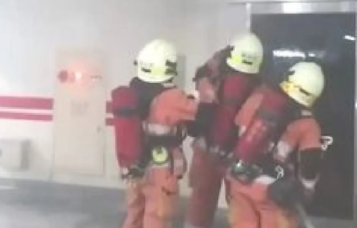 ▲新竹市「晴空匯」大樓火警，疑管道間電纜起火燃燒，事發當下大樓地下室火警、消防員搶救畫面曝光。（圖／翻攝畫面）