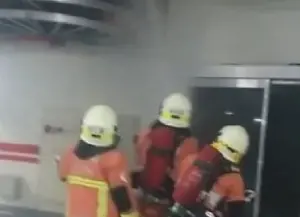 新竹市「晴空匯」大樓火警,疑管道間電纜起火燃燒,事發當下大樓地下室火警、消防員搶救畫面曝光。(圖/翻攝畫面) ▲新竹市「晴空匯」大樓火警,疑管道間電纜起火燃燒,事發當下大樓地下室火警、消防員搶救畫面曝光。(圖/翻攝畫面)