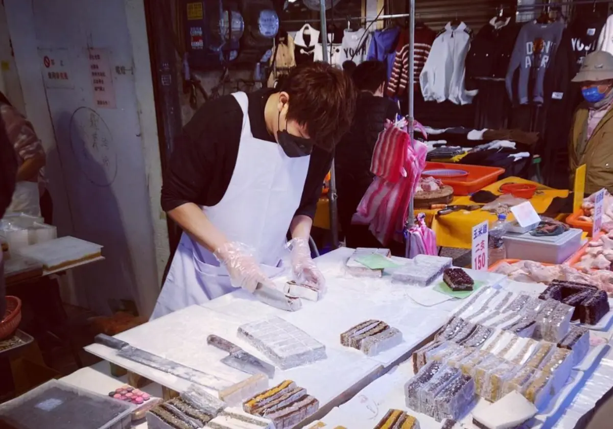 ▲9年前在東湖市場賣涼糕爆紅的帥氣老闆涼糕哥（游勝綸），近幾年回歸市場擺攤之後二度竄紅。（圖/游勝綸IG）