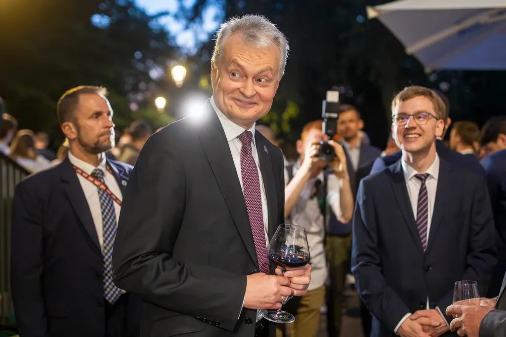 ▲立陶宛總統大選26日舉行第二輪投票，官方結果顯示，總統瑙塞達（Gitanas Nauseda）勝選連任。（圖／美聯社／達志影像）