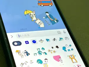 可以在貼圖鍵盤上點選小時鐘圖示,點選後就能看到使用過的貼圖歷史紀錄。(圖/記者周淑萍攝) ▲可以在貼圖鍵盤上點選小時鐘圖示,點選後就能看到使用過的貼圖歷史紀錄。(圖/記者周淑萍攝)