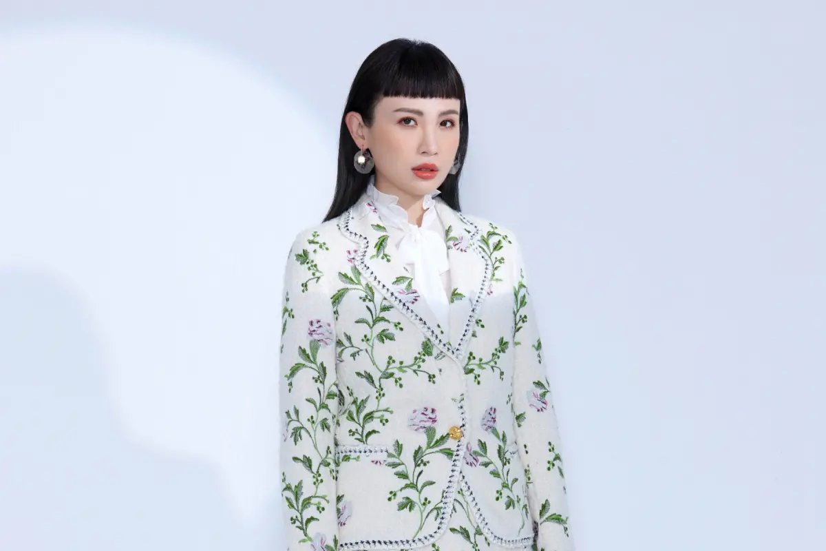 魏如萱「牽手小21歲Ian」看奈良美智展！戀情實錘粉絲傻：太吃驚