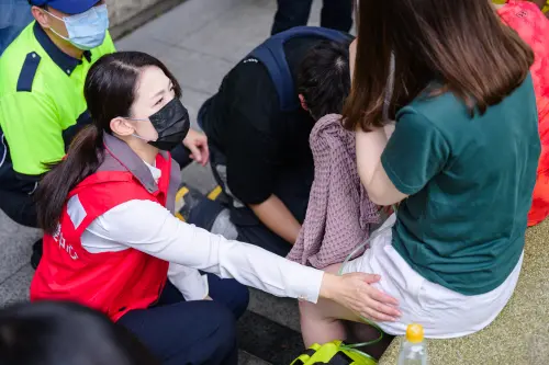 ▲新竹「晴空匯」大樓發生火警，新竹市長高虹安關心受災住戶。（圖／新竹市府提供）