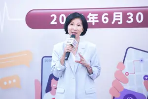 NCC今(27)日舉辦「3G語音網路關閉記者會」,遠傳總經理井琪受邀出席,提醒消費者儘速進行手機體檢,升級為4G語音(VoLTE)手機,確保通話服務不中斷。(圖/官方提供) ▲NCC今(27)日舉辦「3G語音網路關閉記者會」,遠傳總經理井琪受邀出席,提醒消費者儘速進行手機體檢,升級為4G語音(VoLTE)手機,確保通話服務不中斷。(圖/官方提供)