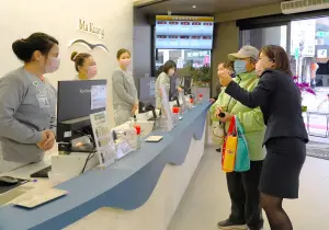 ▲診助及CRM同仁用最熱情的態度來為患者服務。(圖/馬光醫療網提供) ▲診助及CRM同仁用最熱情的態度來為患者服務。(圖/馬光醫療網提供)
