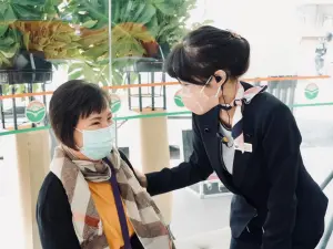 ▲CRM顧客服務專員親切的與患者互動。(圖/馬光醫療網提供) ▲CRM顧客服務專員親切的與患者互動。(圖/馬光醫療網提供)