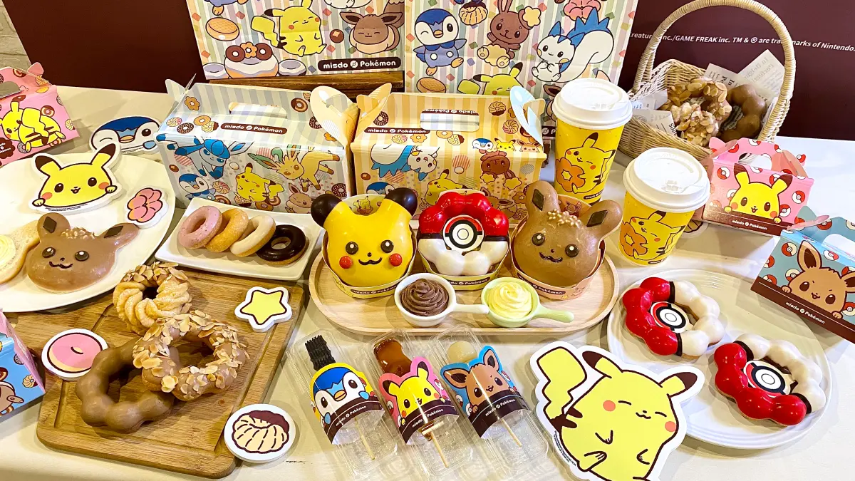 ▲寶可夢聯名Mister Donut伊布甜甜圈登場！皮卡丘、精靈球波堤再度開吃，搭配甜甜圈紙盒、提袋、迷你派對紙盒專屬包裝，還有「皮卡丘手機支架、寶可夢隔熱墊及皮卡丘大抱枕」3款週邊商品。（圖／記者蕭涵云攝）
