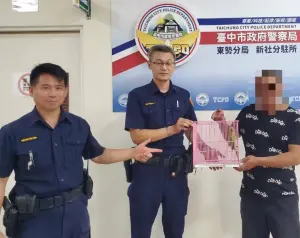 小鸚鵡蹺家撞上「全聯」暈眩 員警幫牠找回家