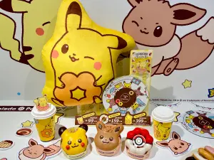 寶可夢甜甜圈!伊布、皮卡丘Mister Donut聯名週邊 它拚買一送一 ▲消費滿100元「皮卡丘手機支架」加購價99元/個、消費滿100元「寶可夢隔熱墊」加購價159元/個、消費滿100元「皮卡丘大抱枕」加購價399元/個。各品項單筆交易限加購各2個,各門市數量有限,售完為止。(圖/記者蕭涵云攝)