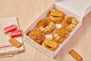 寶可夢甜甜圈!伊布、皮卡丘Mister Donut聯名週邊 它拚買一送一 ▲蓮花焦糖甜甜圈、蓮花焦糖奶油起司甜甜圈、蓮花焦糖餅乾夾心貝皆為60元。(圖/Krispy Kreme提供)