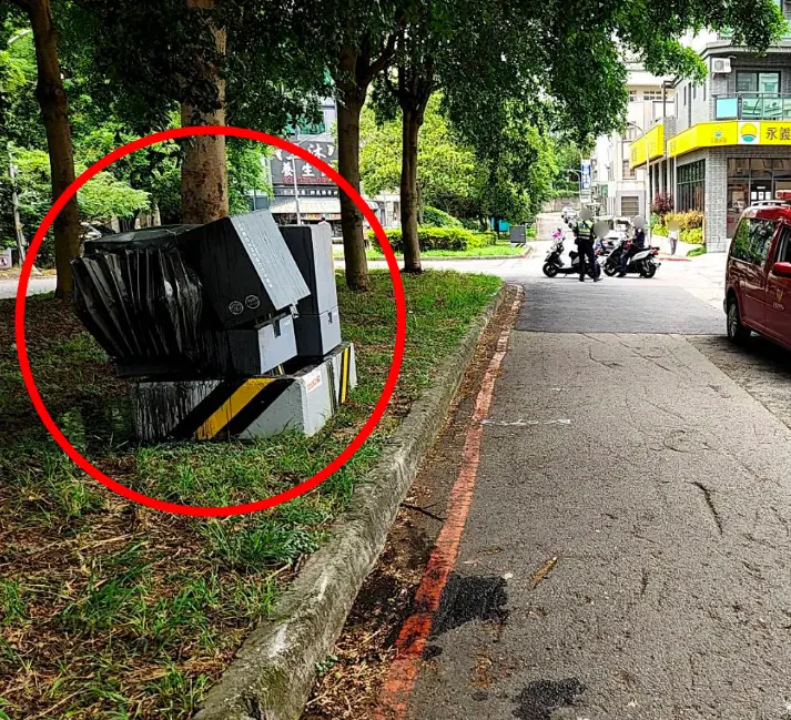 ▲民眾車輛撞擊變壓器導致新竹金山停電,台電立即派員搶修3分鐘內復電六成、16時33分全數復電。(圖/台電)