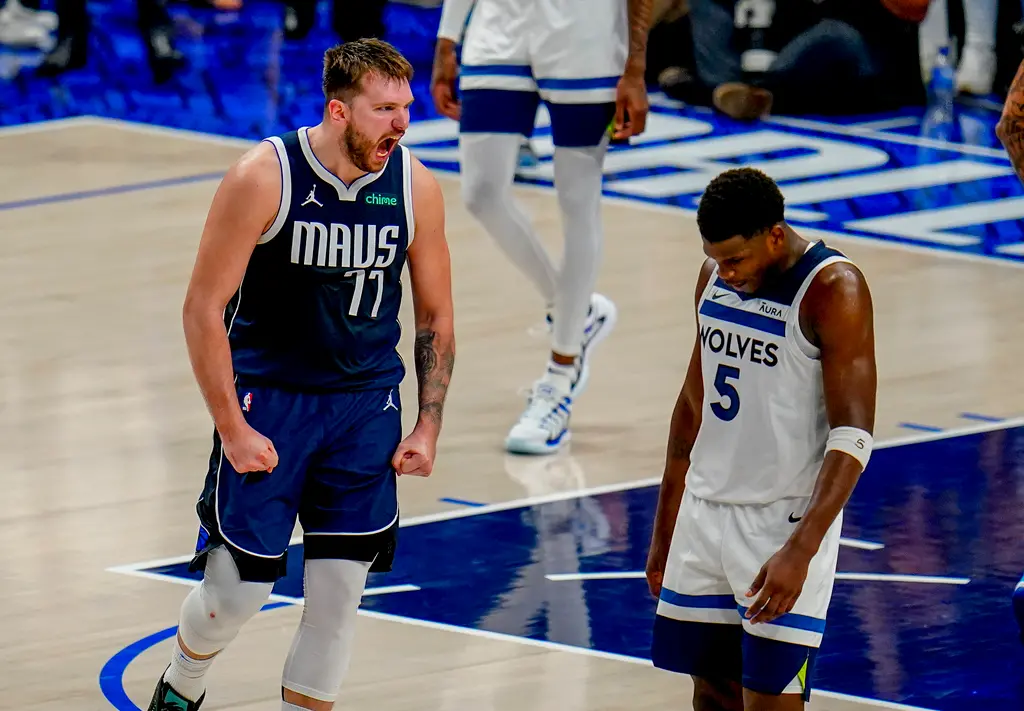 ▲獨行俠G3贏球聽牌，球隊主將Luka Doncic曾經主動過去和灰狼球星Edwards「咬耳朵」，兩人談論的內容也受到關注。（圖／美聯社／達志影像）