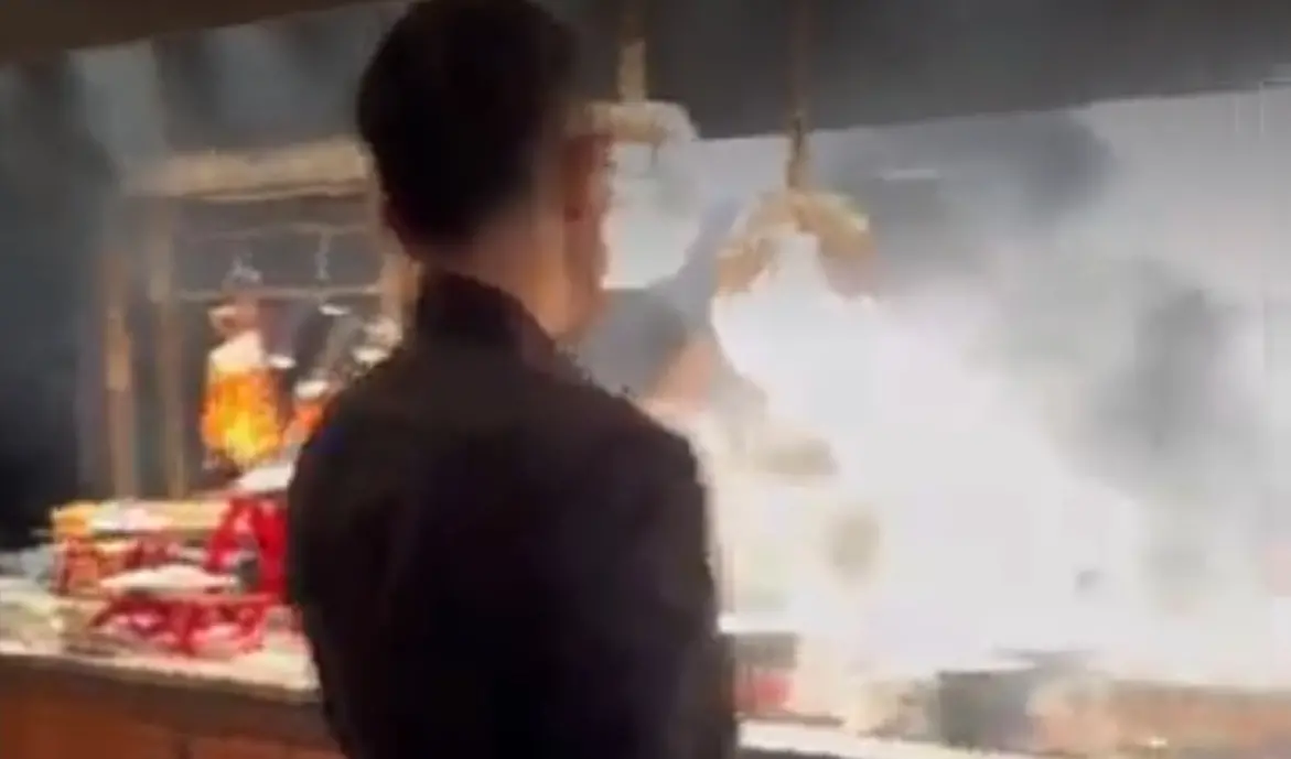 ▲去年開幕的台北漢來大飯店「島語自助餐」，昨晚發生烤鴨油鍋著火意外，一時餐廳內煙霧瀰漫。現場工作人員以乾粉滅火器將火熄滅，歷時約8分鐘，業者將會主動聯絡退費免單事宜。（圖／翻攝自Google評論）