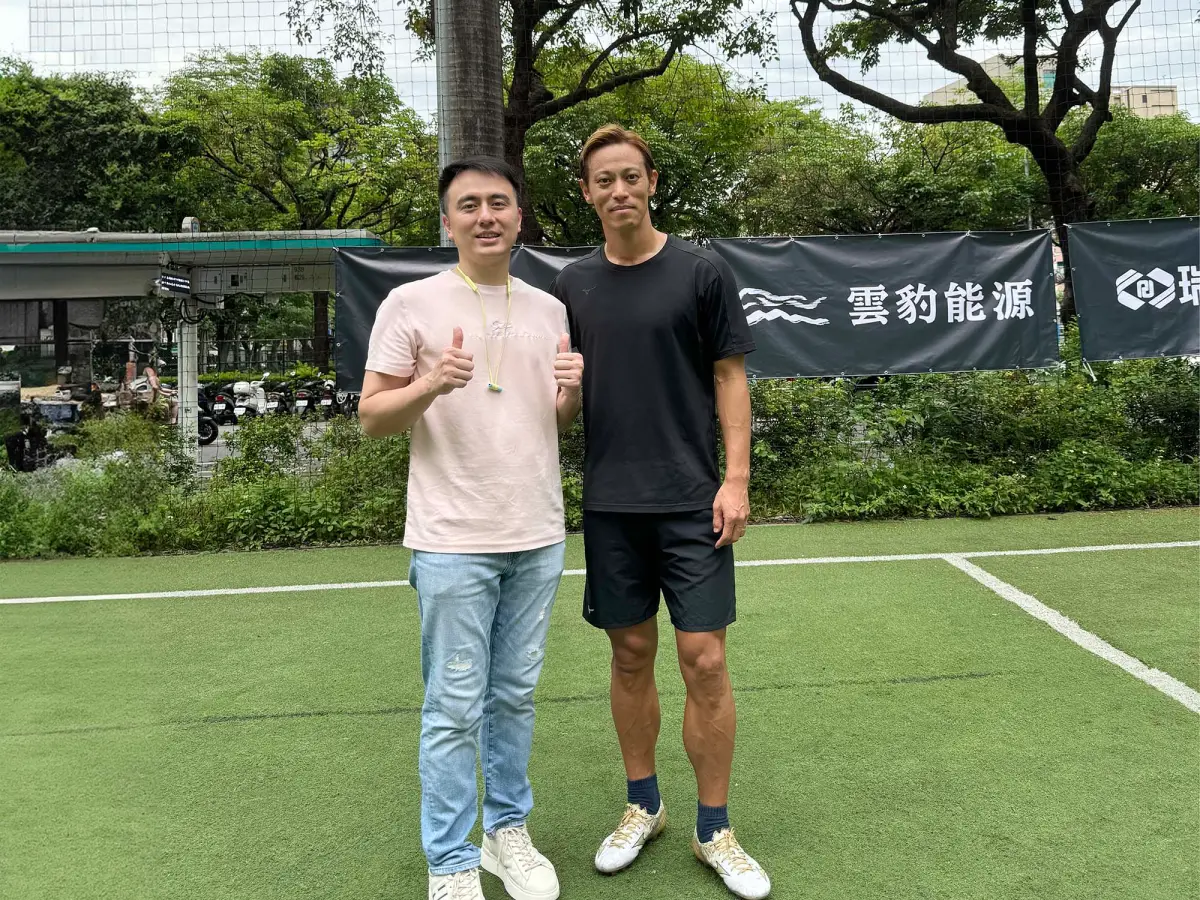 ▲雲豹能源永續長暨發言人張建偉(左)與本田圭佑(中)交流台日幼兒足球發展。（圖／品牌提供）