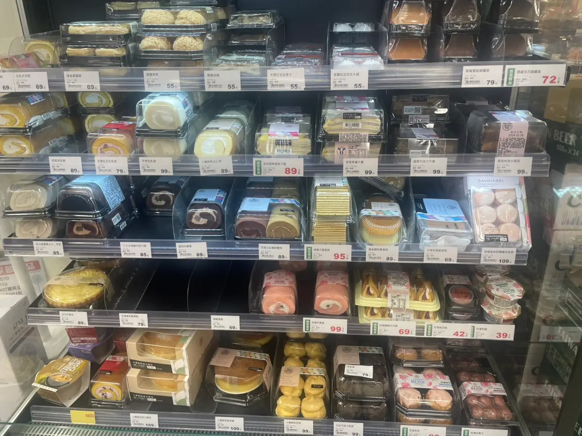 ▲全聯除了生鮮雜貨、日常用品可買之外，還有販售甜點、麵包，銷量也是非常好。（圖/記者張嘉哲攝）