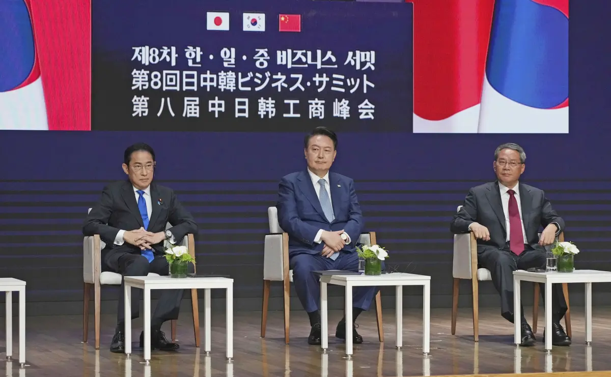 ▲尹錫悅（中）、岸田文雄（左）、李強（右），本週代表中日韓舉行三邊峰會。然而，有韓媒分析中國事後發表的聲明，發現尹錫悅疑似「被表態」。（圖／美聯社／達志影像）