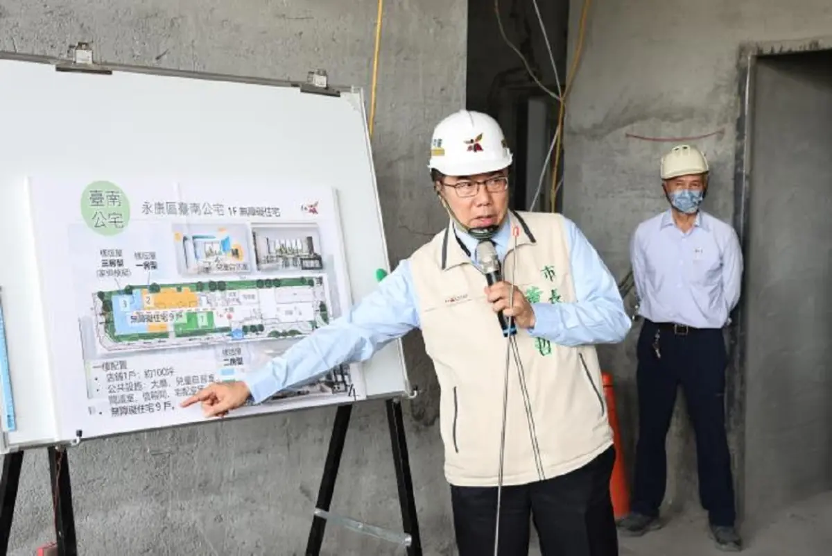 ▲臺南市長黃偉哲今(27)日前往視察宜居成功公宅他希望需要的民眾儘早入住。（圖／台南市政府提供）