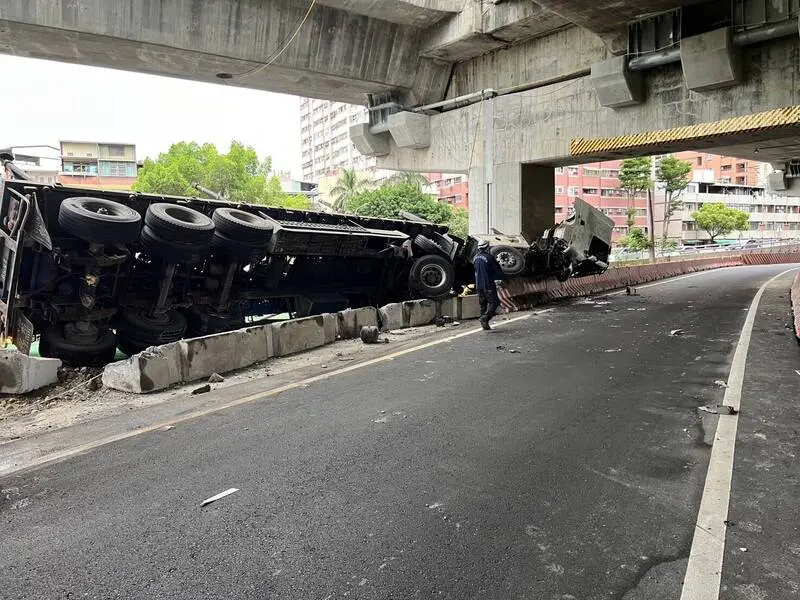 ▲一部聯結車疑似過彎失控，導致載運的鐵管噴散一地。（圖／翻攝畫面）