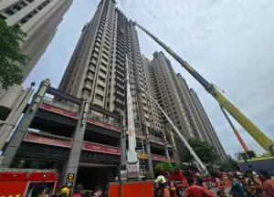 ▲啟德出動78公尺的雲梯車,對救災行動大有助力。(圖/翻攝自啟德機械起重工程-股公司) ▲啟德出動78公尺的雲梯車,對救災行動大有助力。(圖/翻攝自啟德機械起重工程-股公司)