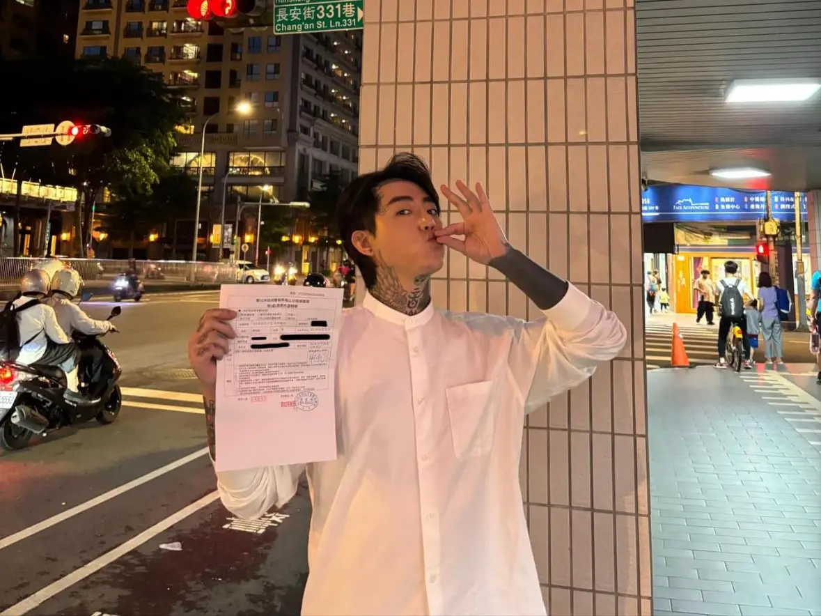 ▲謝和弦因不滿酸民詛咒女兒，晚間赴派出所提告。（圖／翻攝畫面）