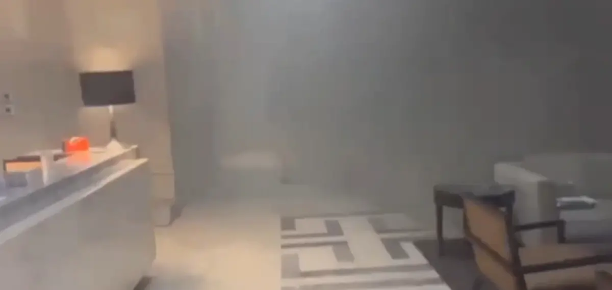 ▲新竹晴空匯28樓社區大樓26日深夜發生火警，雖然火勢不大，但是有2名消防為救出受困民眾不幸殉職，新竹市消防局今（28）日公布調查結果，研判起火原因為電纜線短路造成。（圖／翻攝畫面）