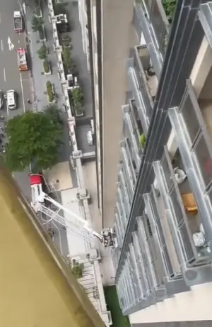 ▲警消利用吊車協助晴空匯受困住戶逃生。(圖/翻攝畫面) ▲警消利用吊車協助晴空匯受困住戶逃生。(圖/翻攝畫面)