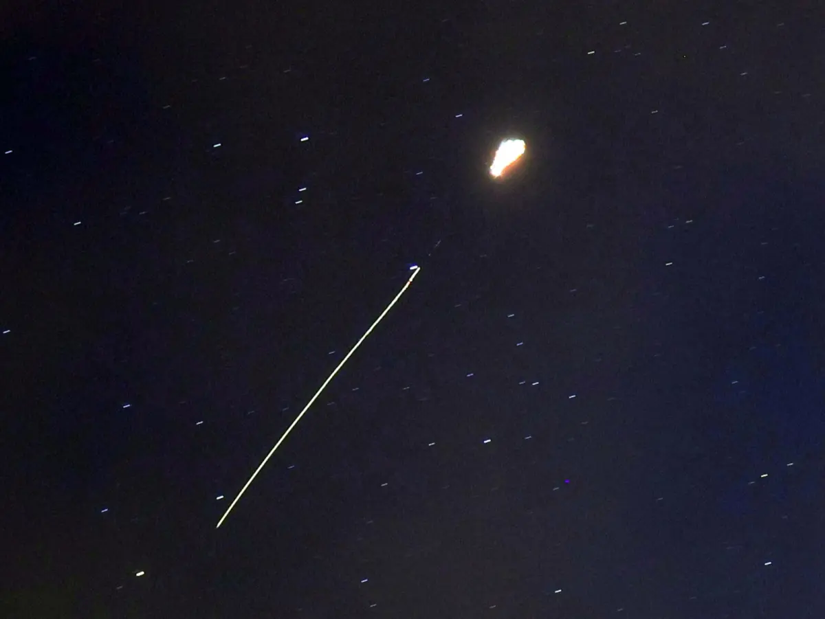 ▲鄰近北韓的中國遼寧省邊境城市丹東，27日深夜拍到可疑飛行物於空中爆炸的畫面。不久後北韓承認發射軍事偵察衛星失敗，火箭於半空爆炸 。（圖／美聯社／達志影像）