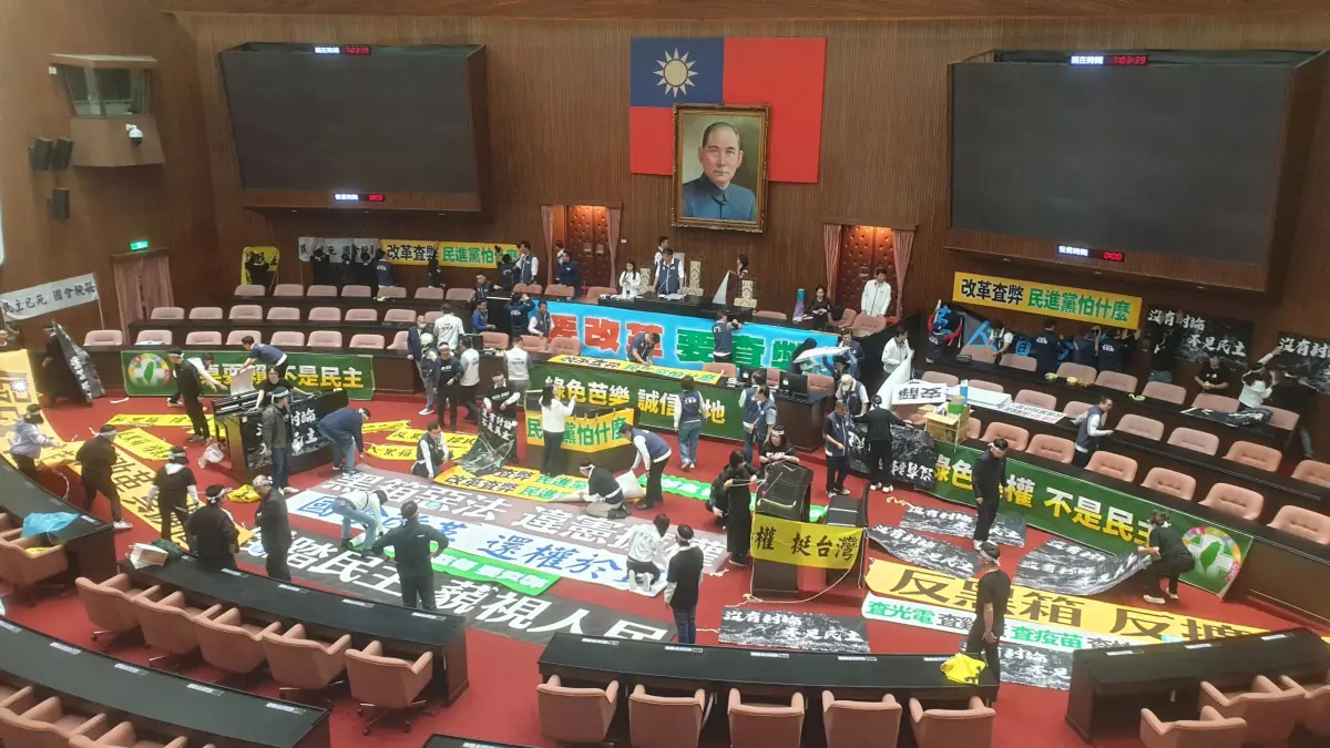 ▲朝野立委在議場內貼標語、海報。（圖／何哲欣攝，20240528）