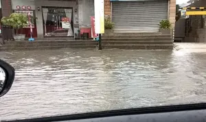 大雷雨開炸5縣市淹水警戒！苗栗多處道路積水　早餐店前淹成小河
