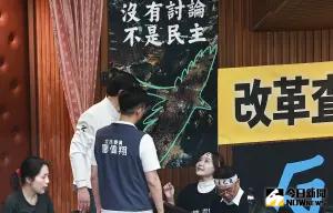 國會改革法案拚三讀,國民黨立委謝龍介幫民進黨立委吳沛憶張貼布條。(圖/記者葉政勳攝,2024.05,28) ▲國會改革法案拚三讀,國民黨立委謝龍介幫民進黨立委吳沛憶張貼布條。(圖/記者葉政勳攝,2024.05,28)