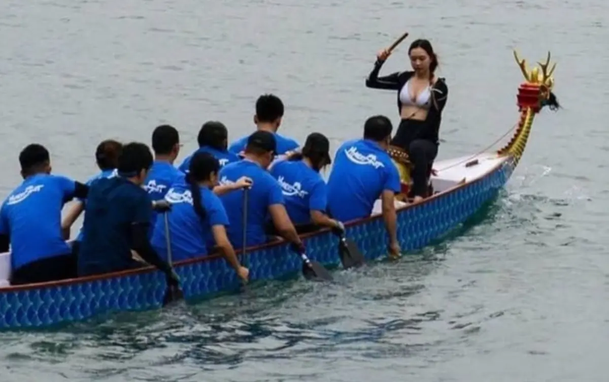 ▲近日在社群上一組照片引起討論，一名正妹擔任龍舟船頭的鼓手，因為天氣太熱而將外套拉開，展露好身材。（圖/臉書粉專有梗俱樂部）