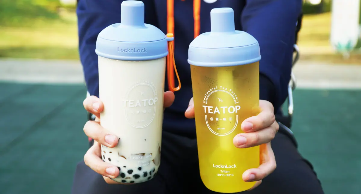 ▲手搖飲料TEA TOP第一味全新「概念店」進駐台北西門町，6月1日開幕「買一送一」連6天；19週年慶全台紅茶特價19元喝半個月。先喝道研發吃得到客家麻糬的硬頸乳茶，上市祭買一送一。（圖／TEA TOP第一味提供）