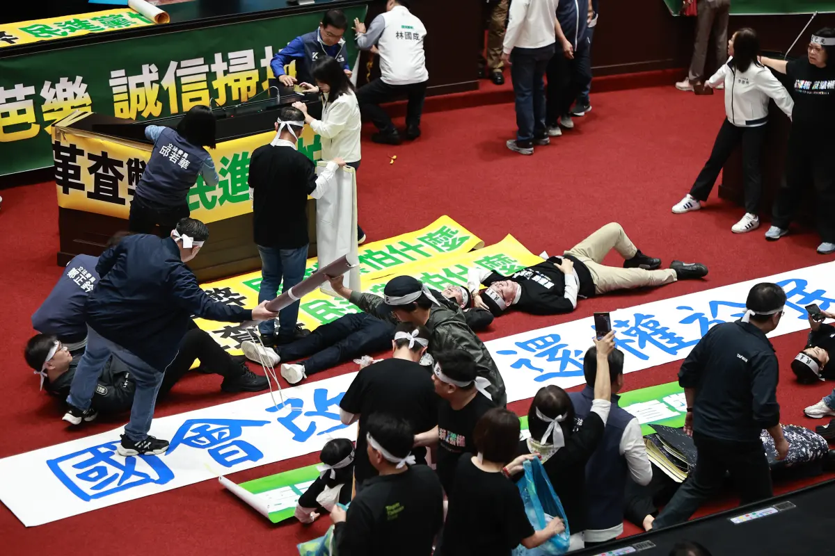 ▲藍綠把發言台貼滿標語。（圖／葉政勳攝，20240528）