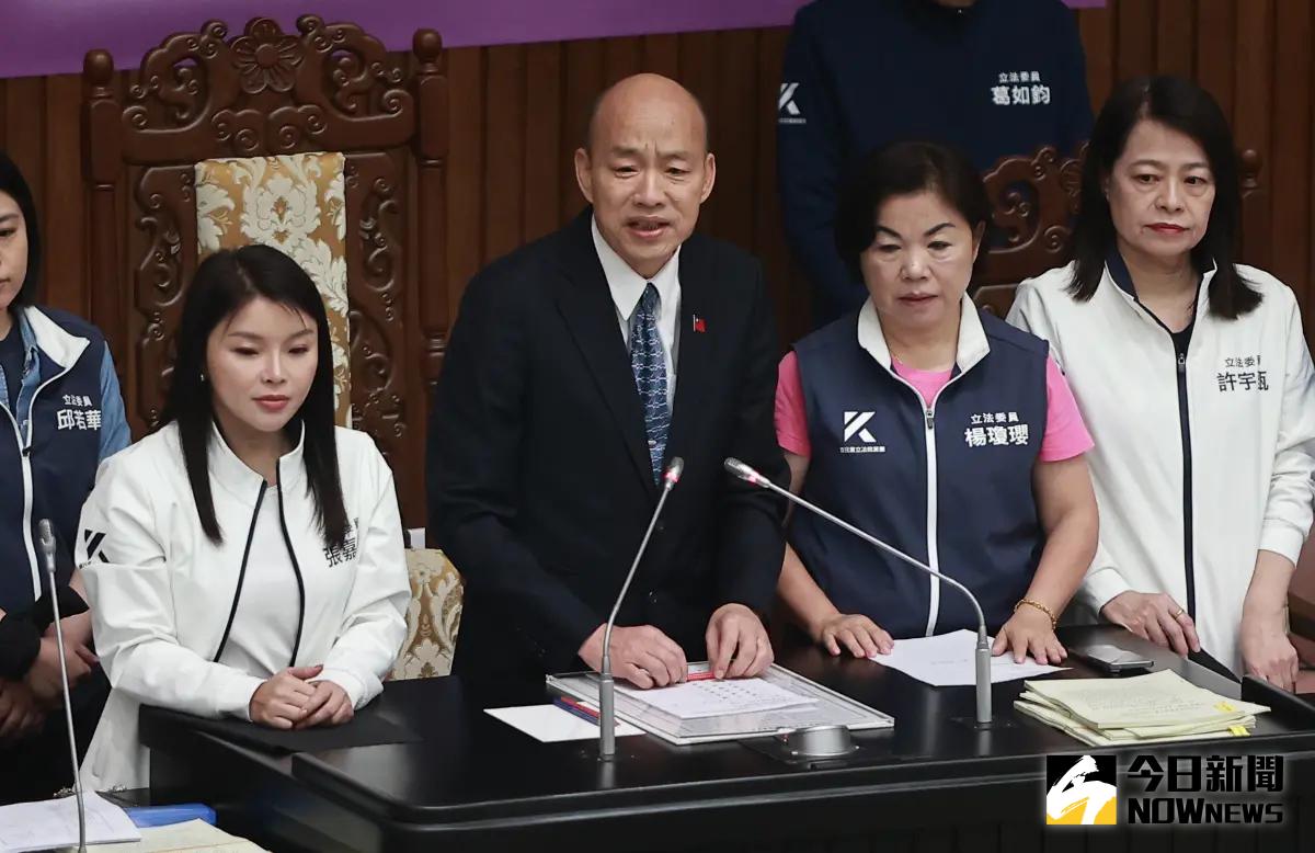 ▲立法院長韓國瑜宣布，第54條照民進黨團所提議的再修正動議通過時，台下多位綠委竟高喊「有異議！」韓國瑜也只能無奈搖頭。（圖／葉政勳攝，20240528）